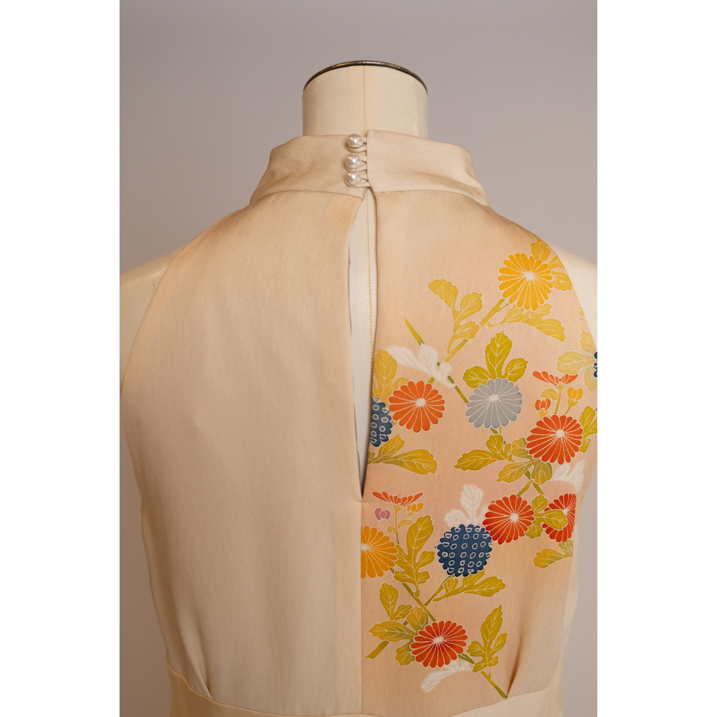 Robe dos nu | Orange clair avec chrysanthème coloré